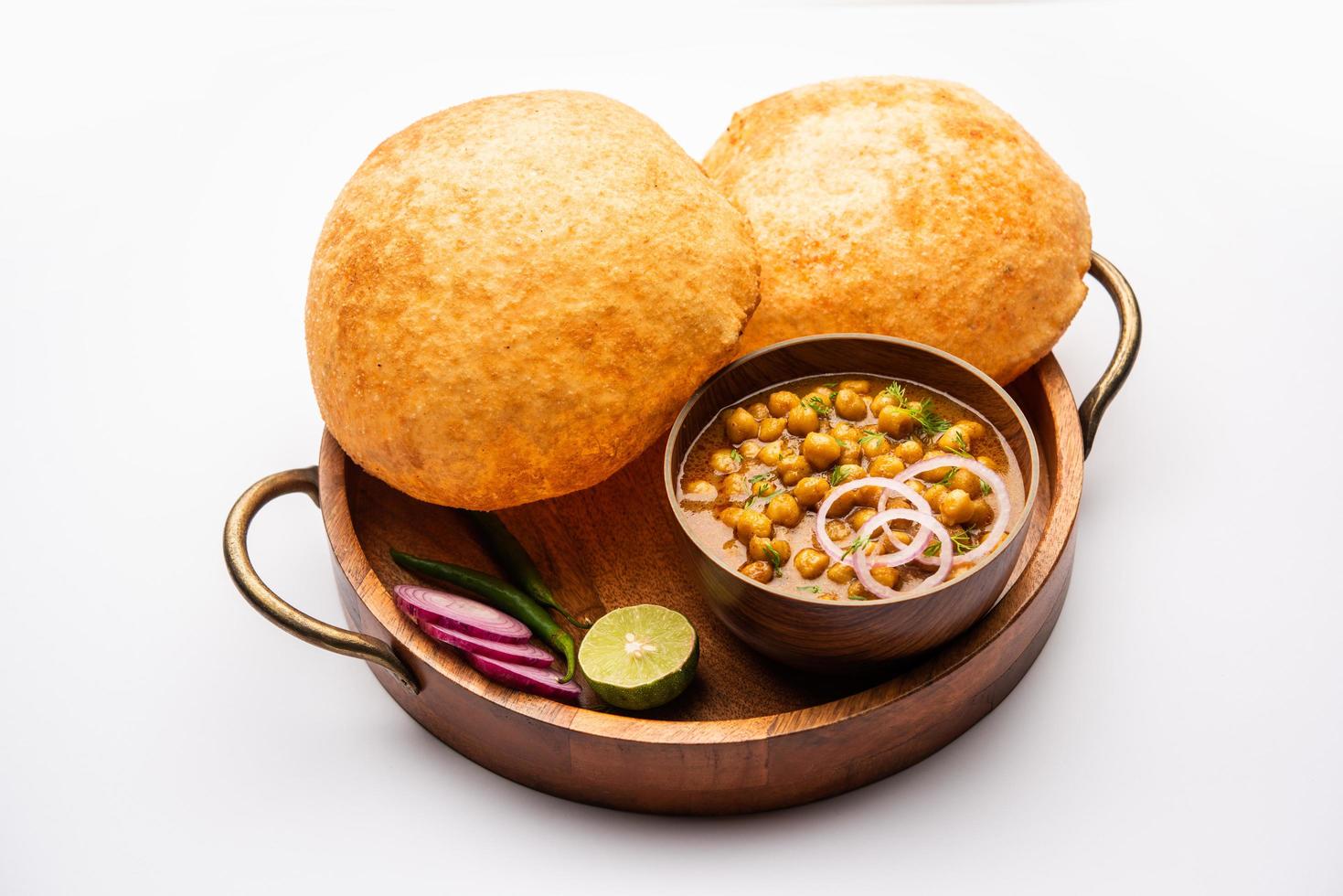 chole bhatur är en norr indisk mat maträtt. en kombination av chana masala och bhatura eller puri foto