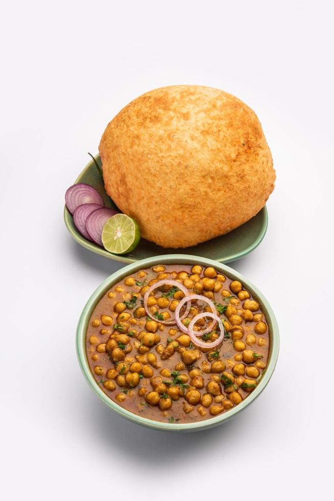 chole bhatur är en norr indisk mat maträtt. en kombination av chana masala och bhatura eller puri foto