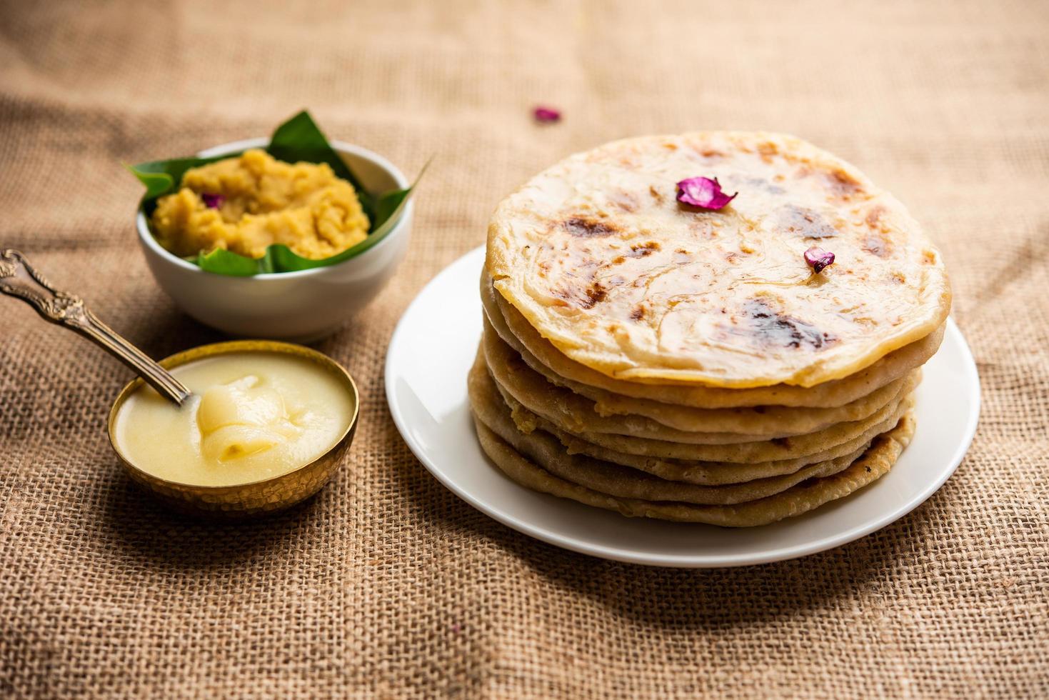 puran poli, puran roti, holige, obbattu, eller bobbattlu, är indisk ljuv flatbread från maharashtra foto