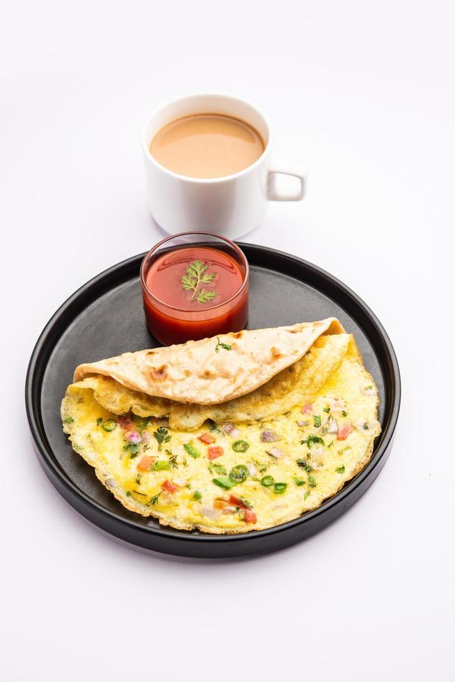 omelett chapati rulla eller franky. indisk populär, snabbt friska recept för barn tiffin eller lunch låda foto