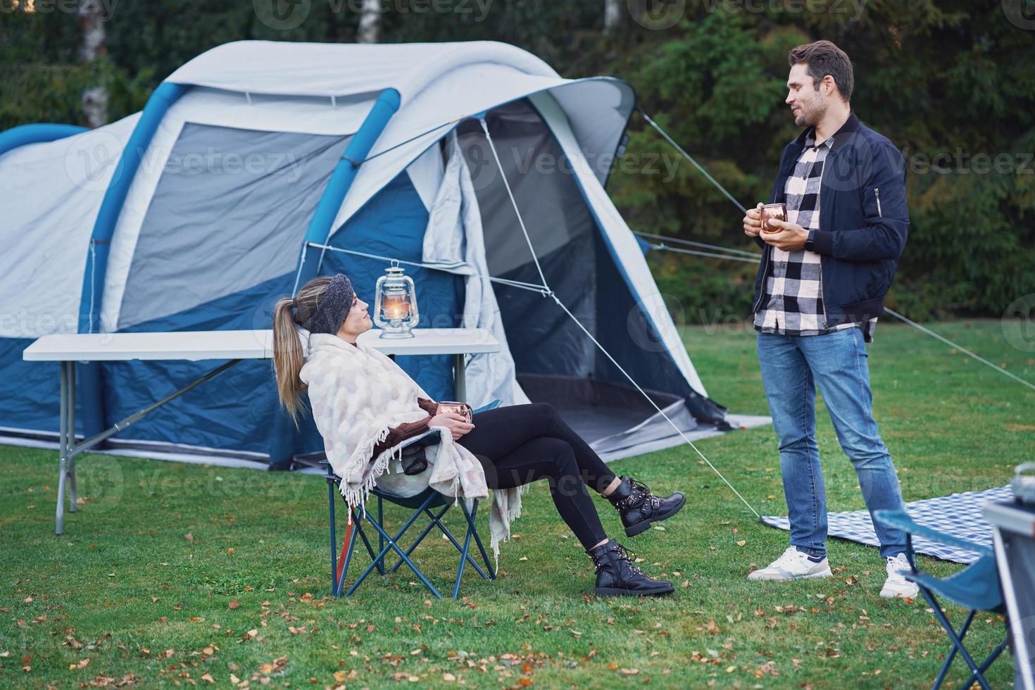 ung trevlig par har roligt på camping foto