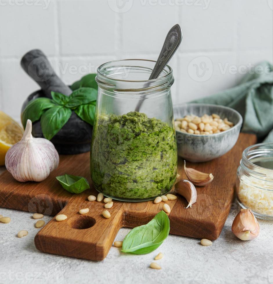 grön basilika pesto foto