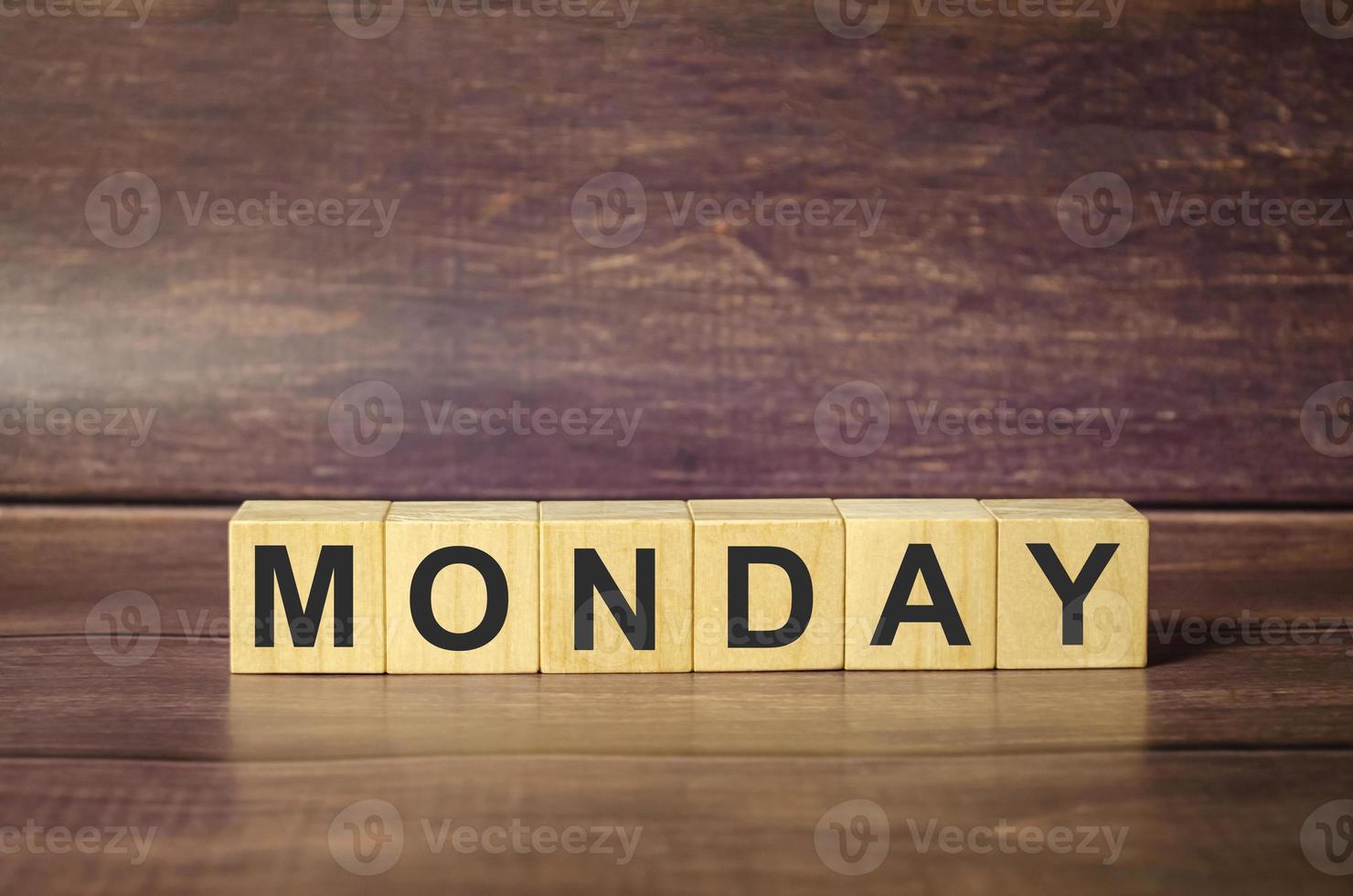 måndag ord på trä- block och brun bakgrund foto
