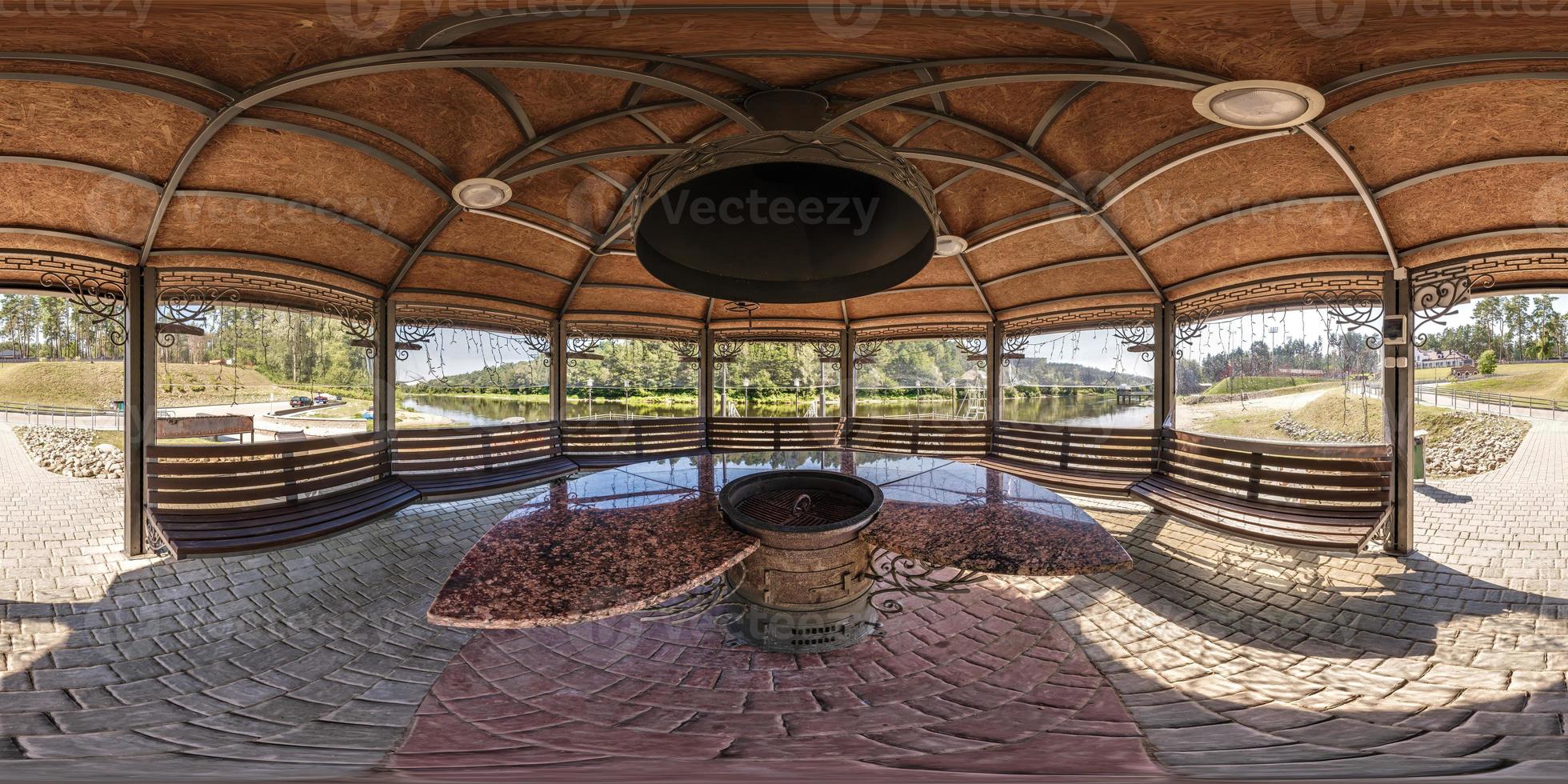 360 sömlös hdri panorama se inuti lusthus nära flod eller sjö med öppen spis nära flod i likriktad sfärisk utsprång, redo ar vr virtuell verklighet innehåll foto