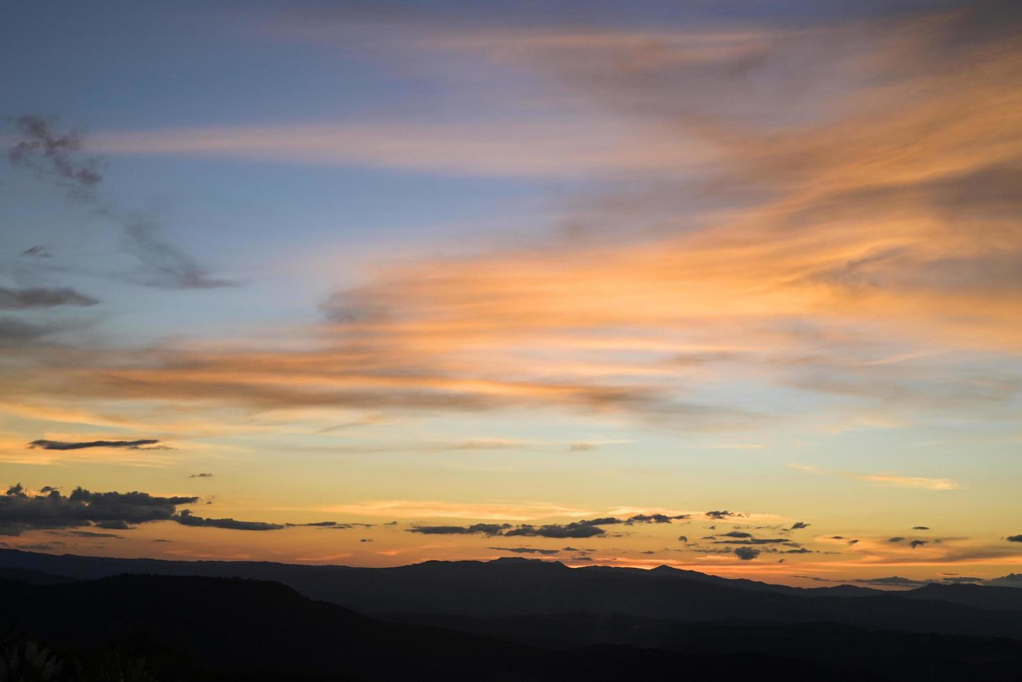 soluppgång eller solnedgång, skön himmel solljus lyser himmel med moln färgrik och berg bakgrund - skymning moln på himmel foto