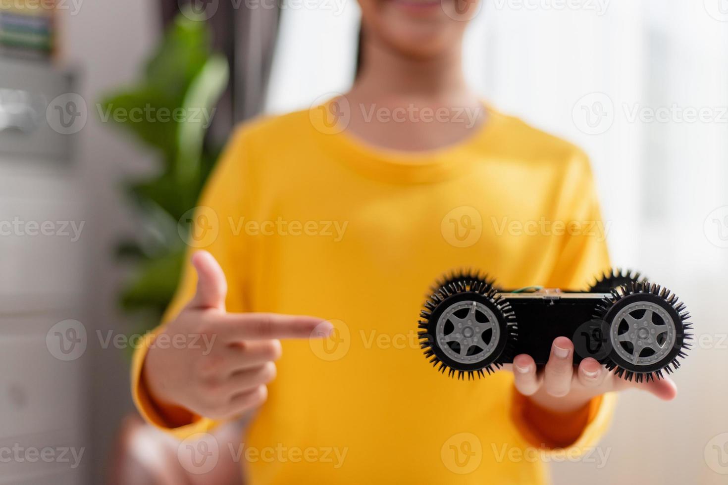 Asien-studenter lär sig hemma i kodning av robotbilar och kablar för elektronikkort i stam, steam, matematik ingenjör vetenskapsteknik datorkod i robotik för barn-koncept. foto