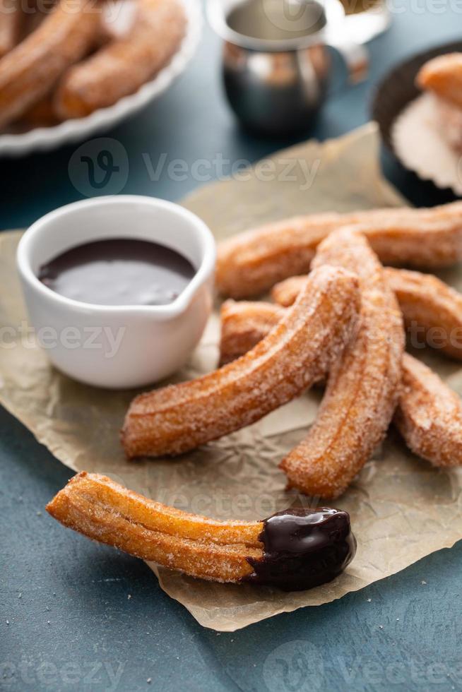 hemlagad churros med kanel socker på pergament foto