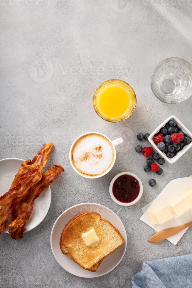 traditionell kontinental frukost med rostat bröd foto