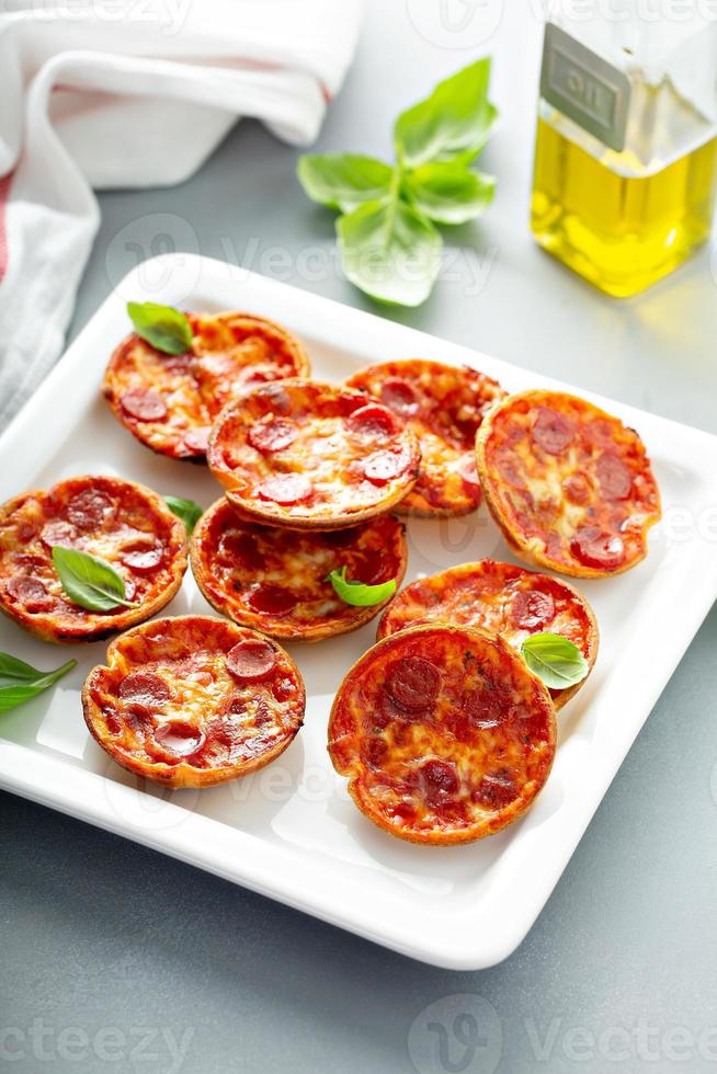 mini pepperoni-pizzor foto