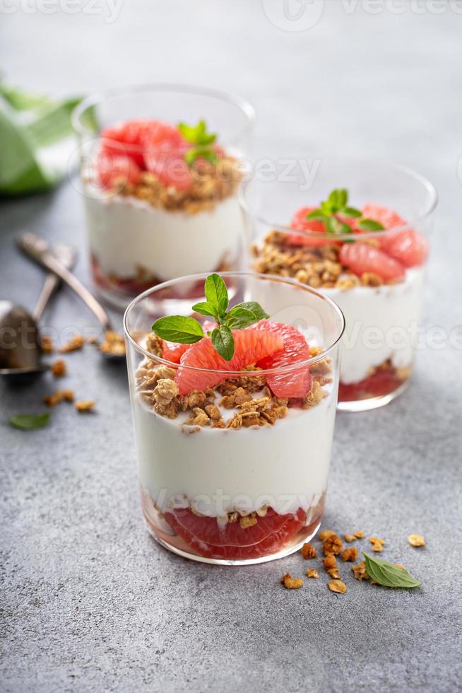 grapefrukt granola och yoghurt parfait foto