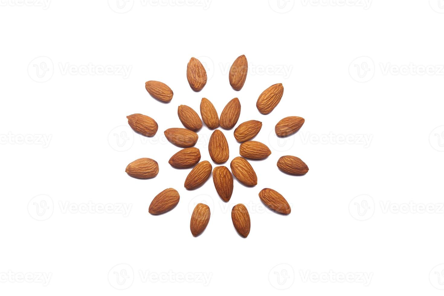 mönster av nötter - skalad mandlar på en vit bakgrund i de form av en cirkel. begrepp handla om dekoration, friska äter och mat bakgrund. foto
