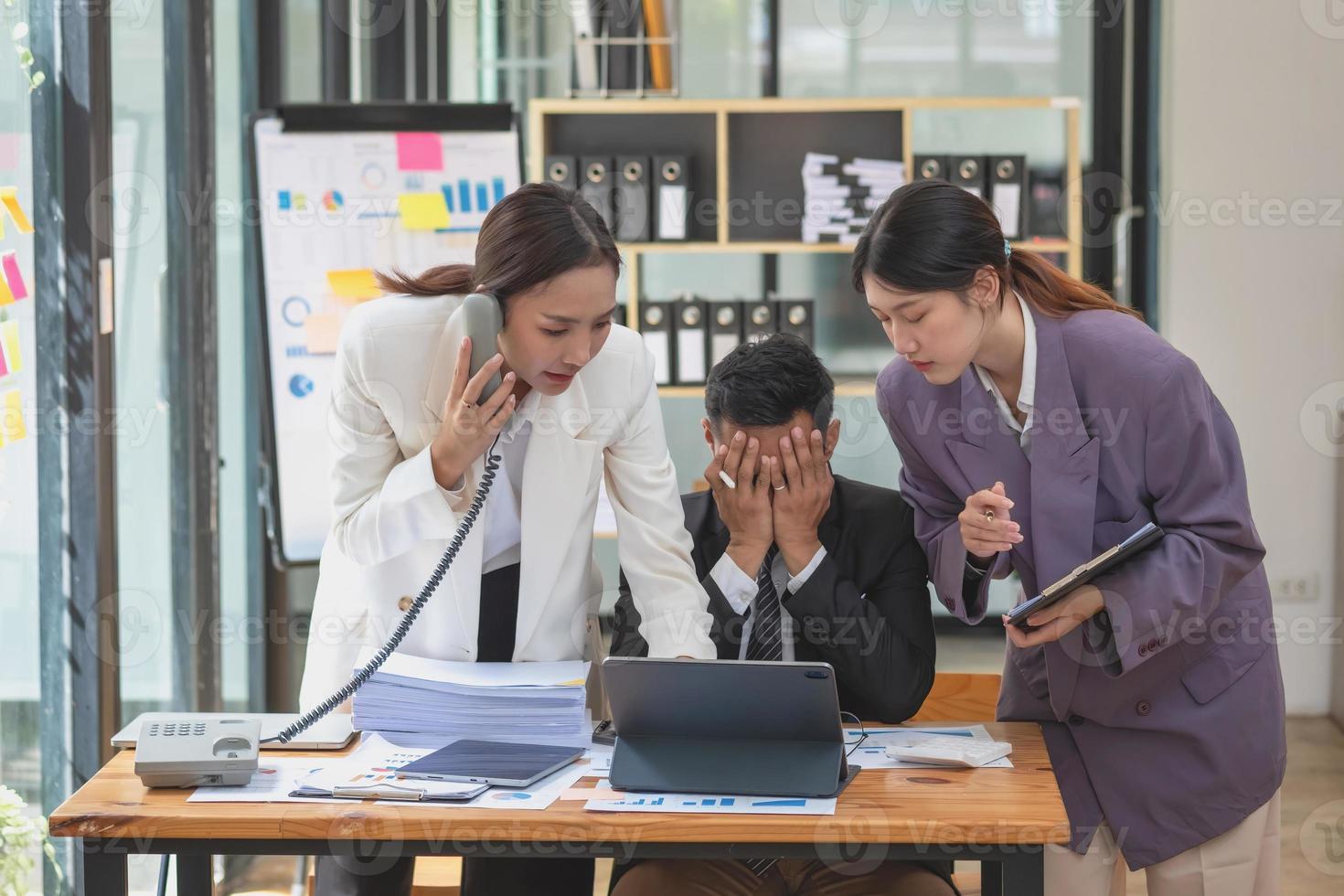 begrepp burnout syndrom. team affärsmän känner obekväm arbetssätt. som är orsakade förbi påfrestning, ackumulerade från misslyckad arbete och mindre vilar kropp. rådfråga en specialist psykiater. foto