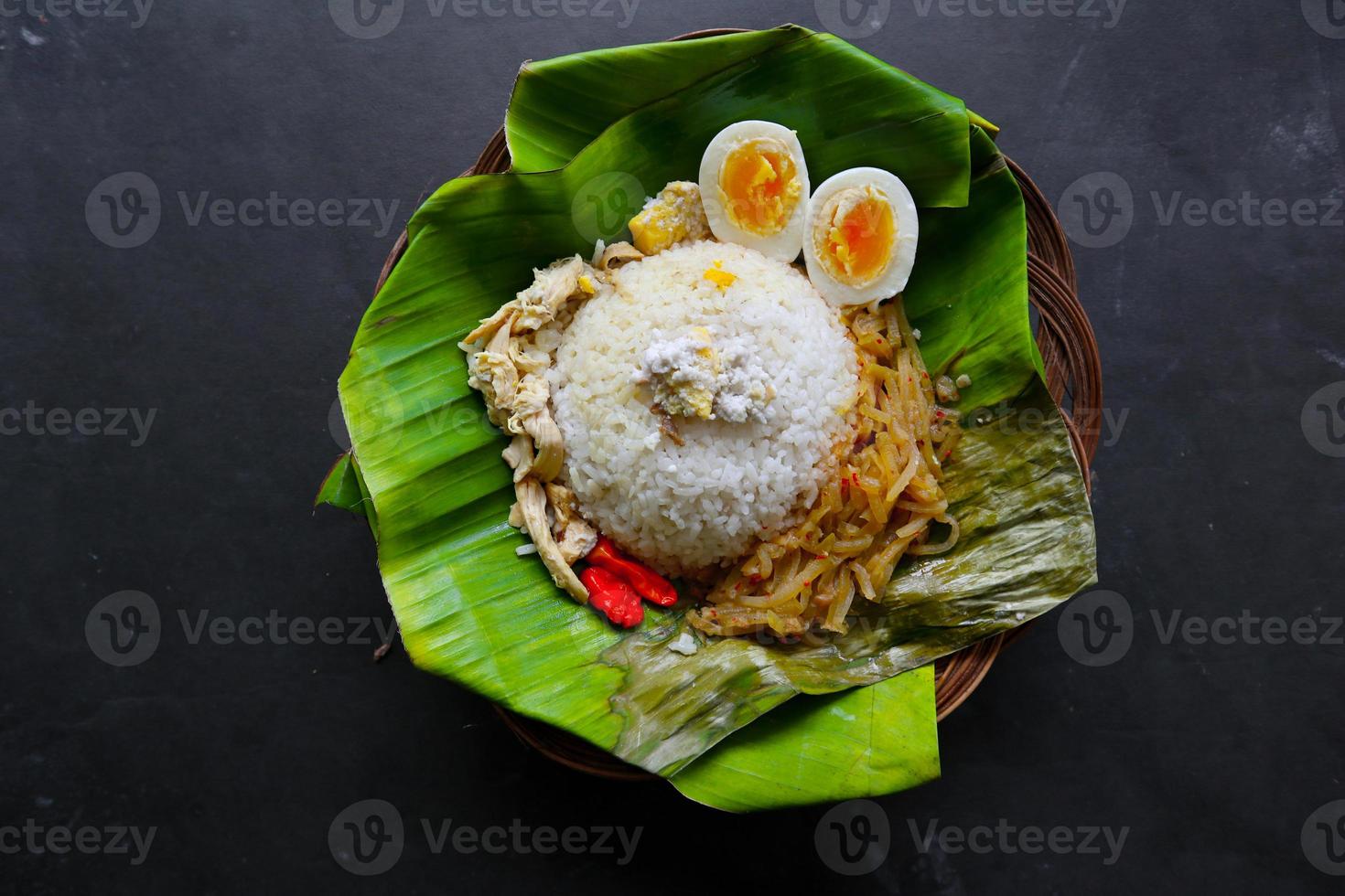 nasi liwet solo- eller sego liwet solo- är en traditionell mat från surakarta. tillverkad från välsmakande ris, chayote och kokt ägg, kyckling, tjock kokos mjölk eras på en banan blad foto