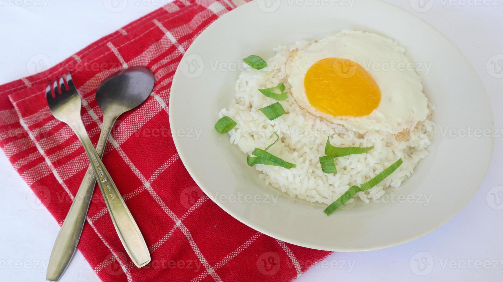 friterad ägg ris. frukost friterad ägg solig sida ris på en tallrik, isolerat på vit bakgrund foto