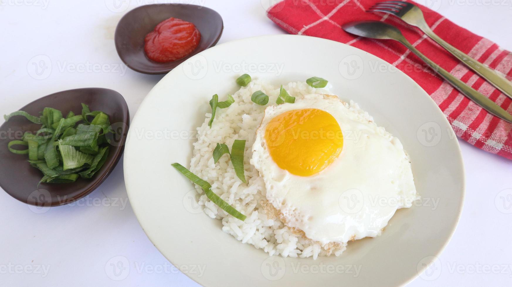 friterad ägg ris. frukost friterad ägg solig sida ris på en tallrik, isolerat på vit bakgrund foto