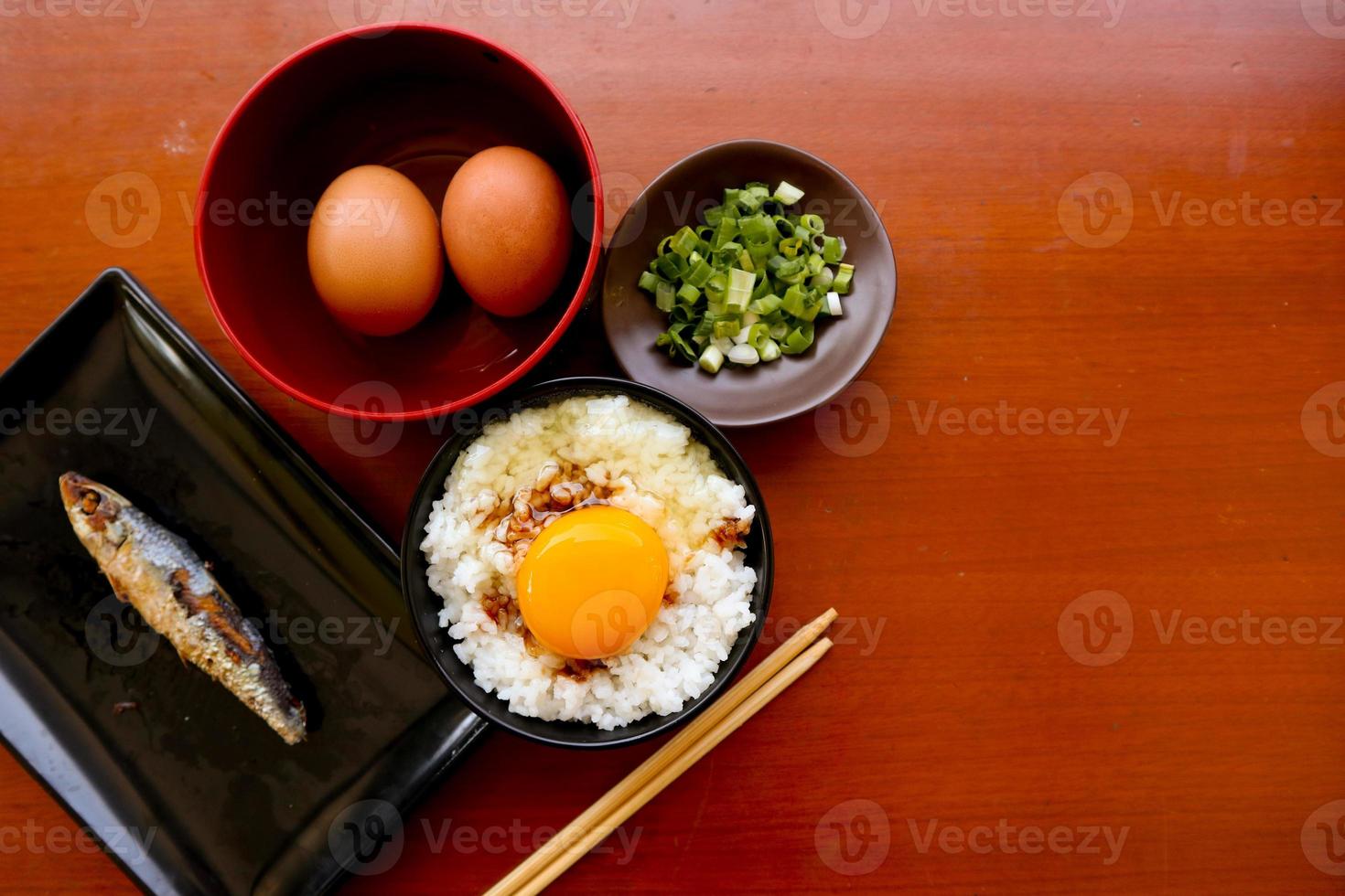 tamago kaka gohan eller rå ägg på ris. traditionell mat från Japan, äta på frukost foto