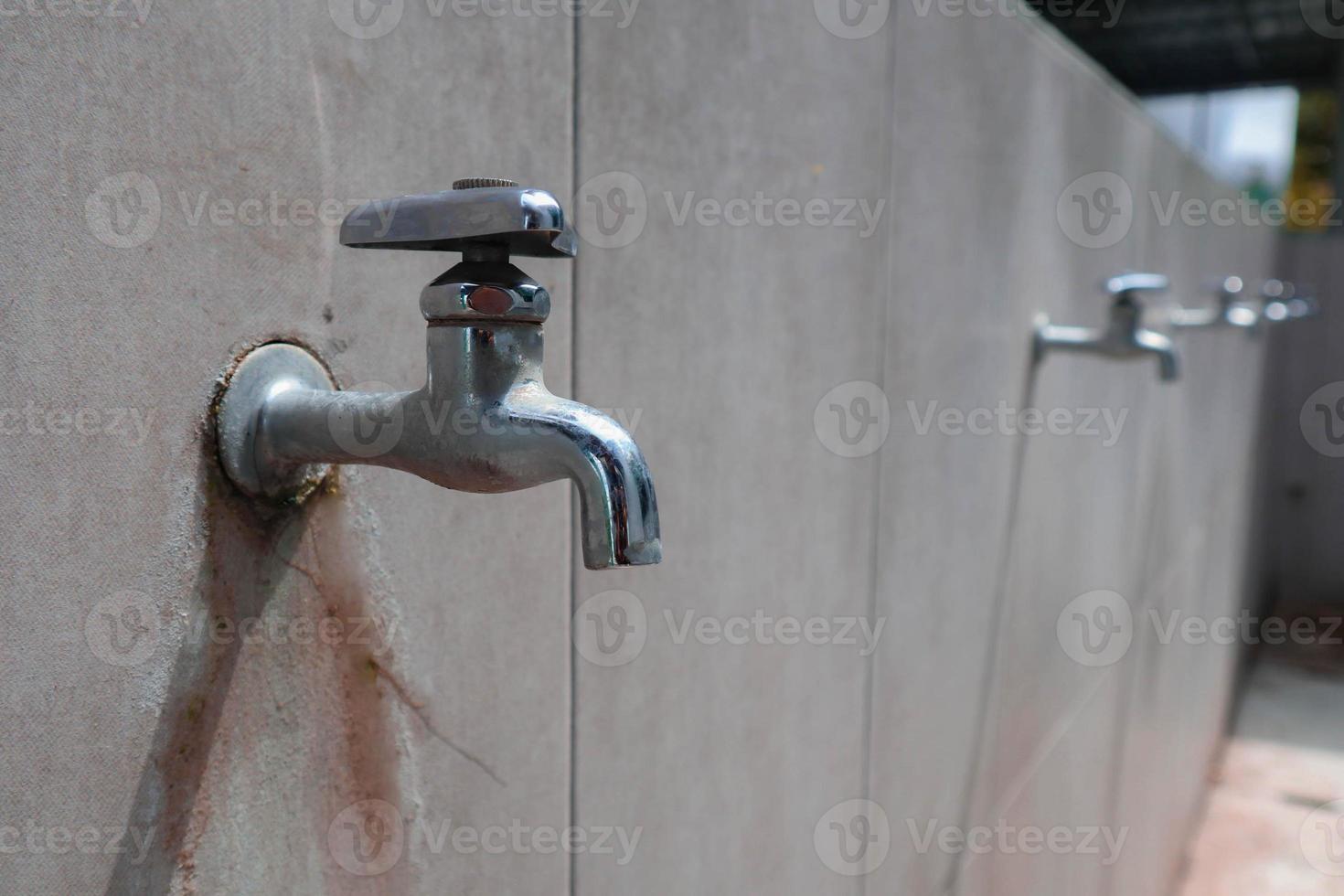 vatten kran eller vatten flik på keramisk vägg foto