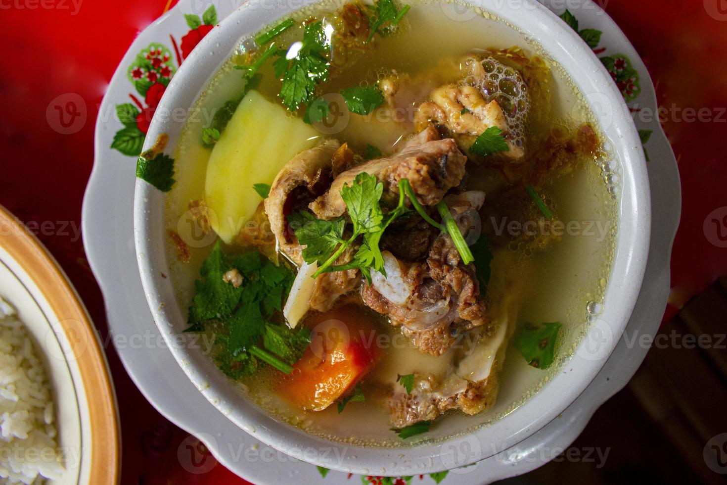 tröst buntut eller oxsvans soppa eller svans soppa är traditionell soppa tillverkad från svans oxe, kokt med kryddor foto