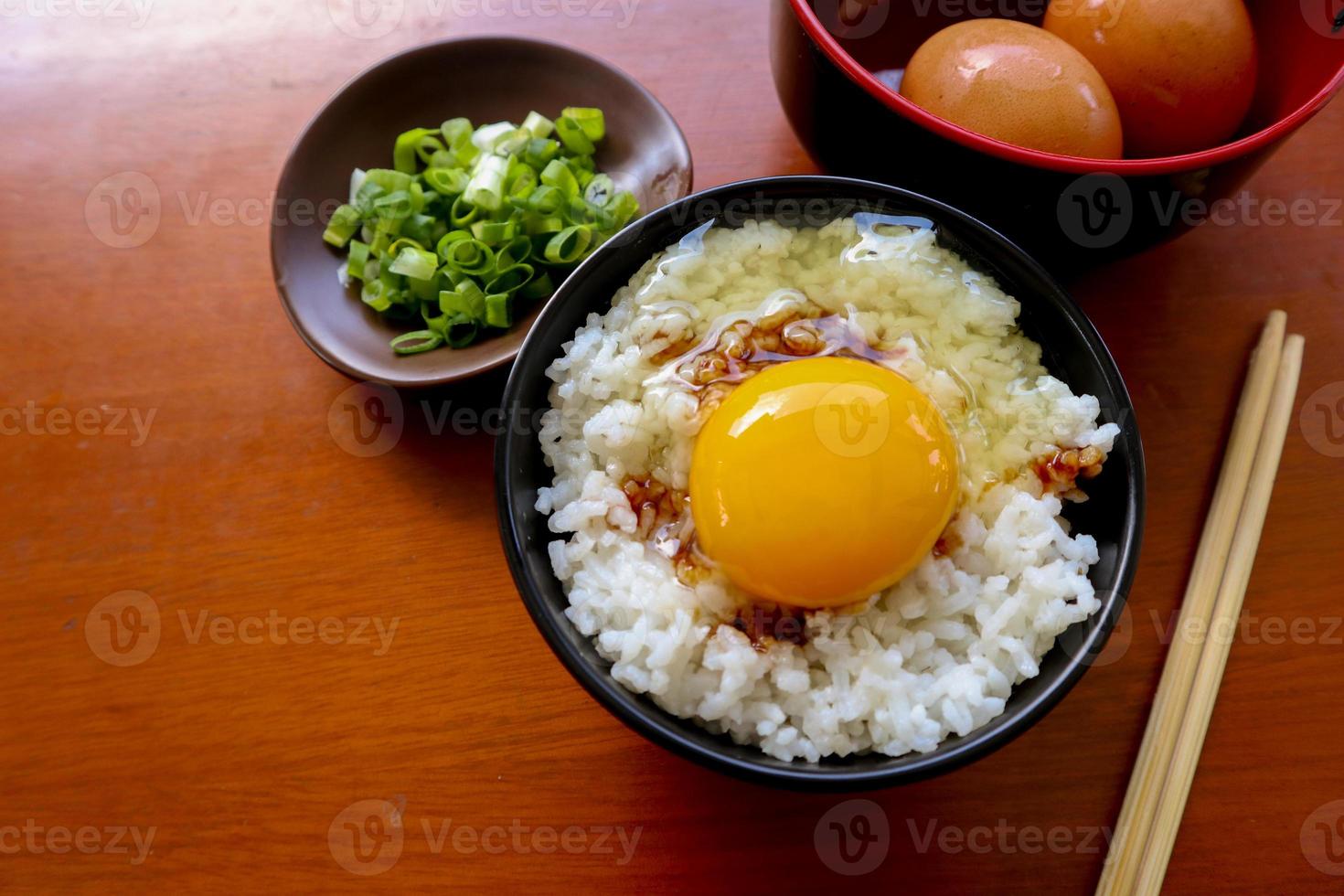 tamago kaka gohan eller rå ägg på ris. traditionell mat från Japan, äta på frukost foto