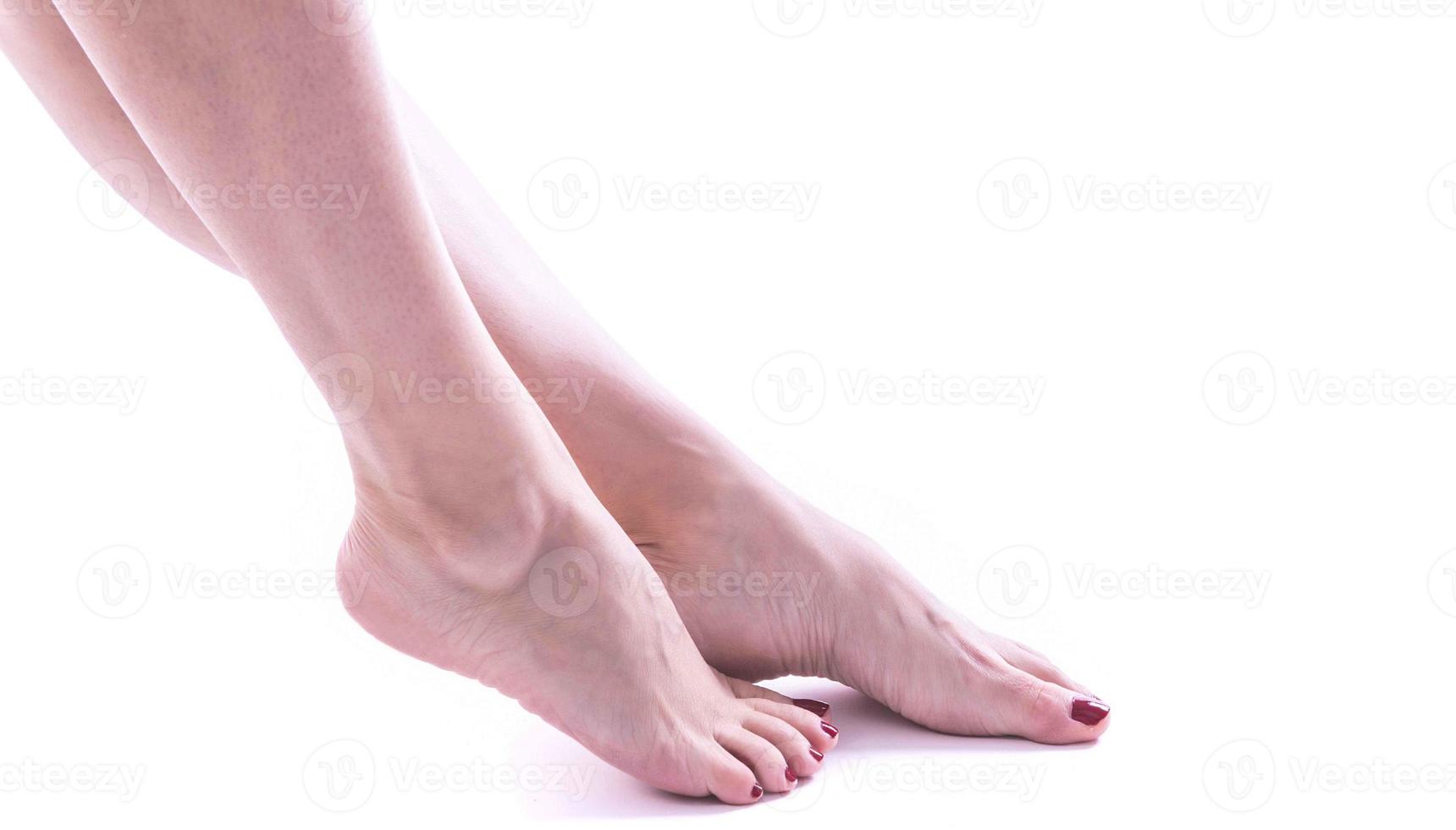 vackert vårdad kvinna ben på en vit bakgrund foto
