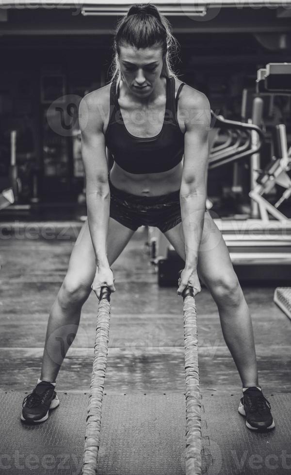 kvinna håller på med en träna på de kondition Gym. foto