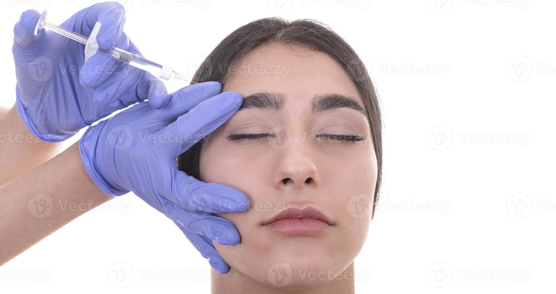 ung kvinna får injektion av botox. anti-åldring injektion foto