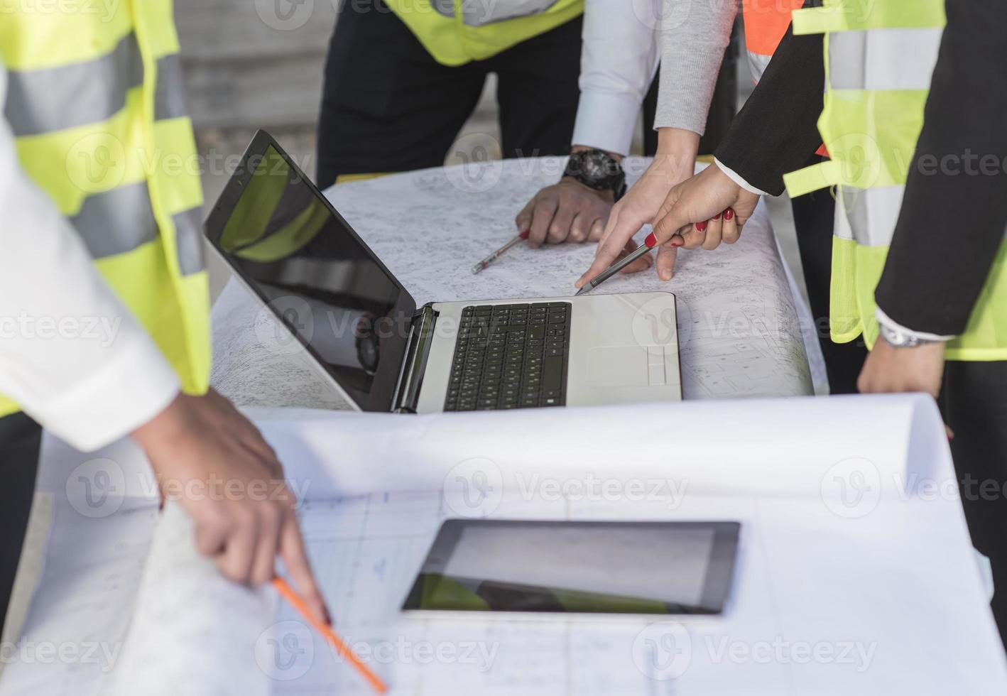 civil ingenjörer på konstruktion webbplats. konstruktion begrepp. foto