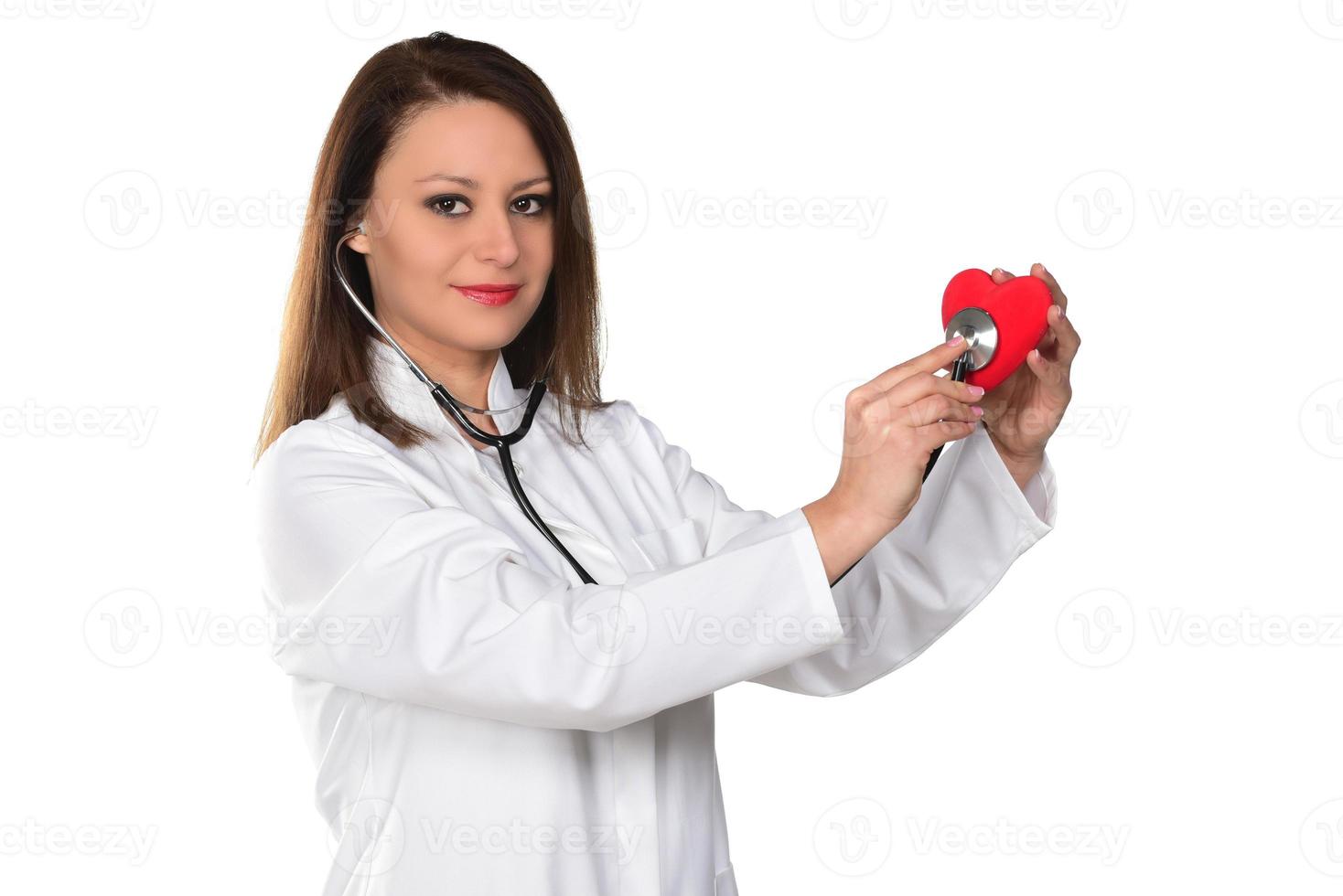 konditionsträning hjärta kirurg händer innehav röd hjärta form på vit bakgrund foto