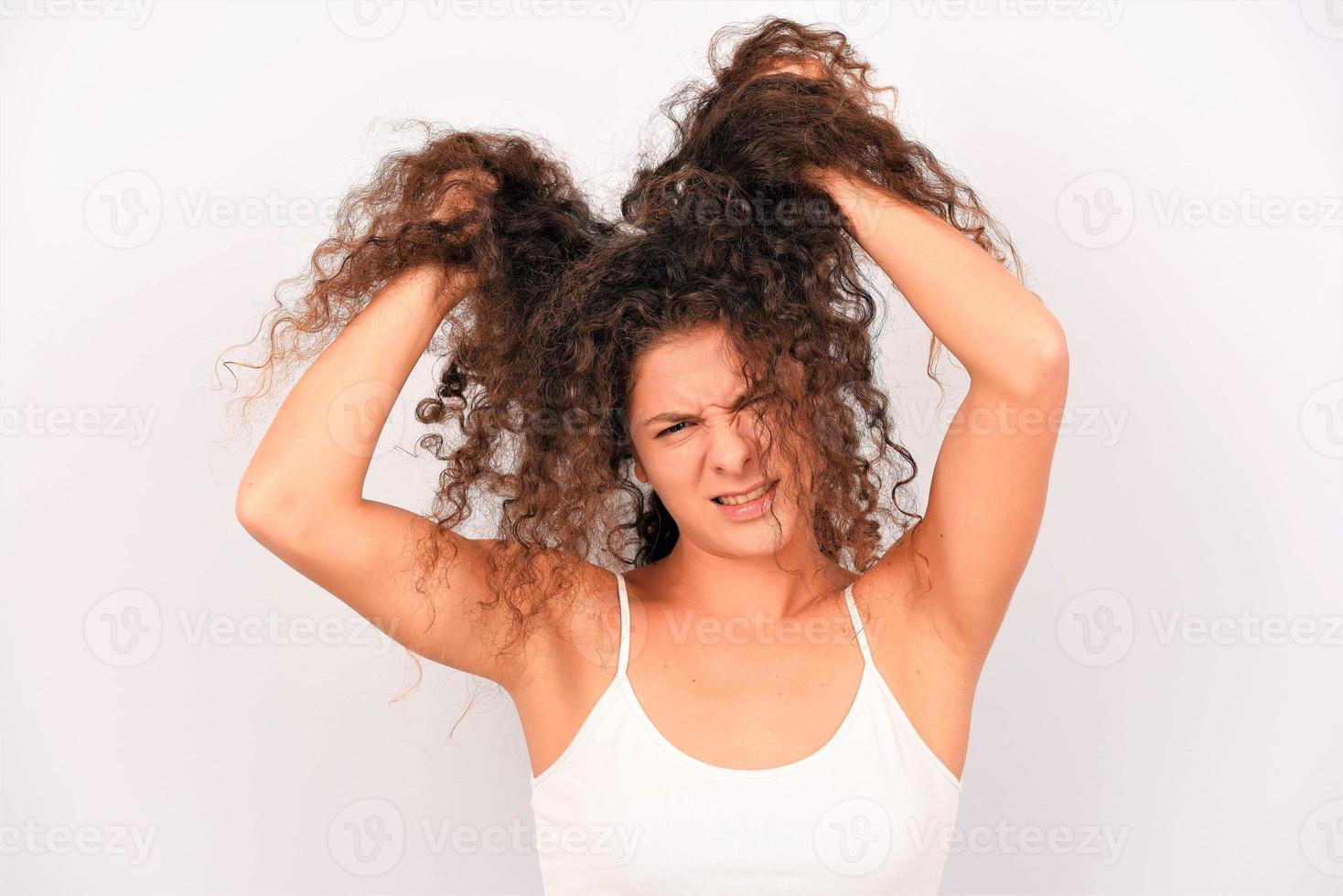 desperat kvinna med rörig lockigt hår foto