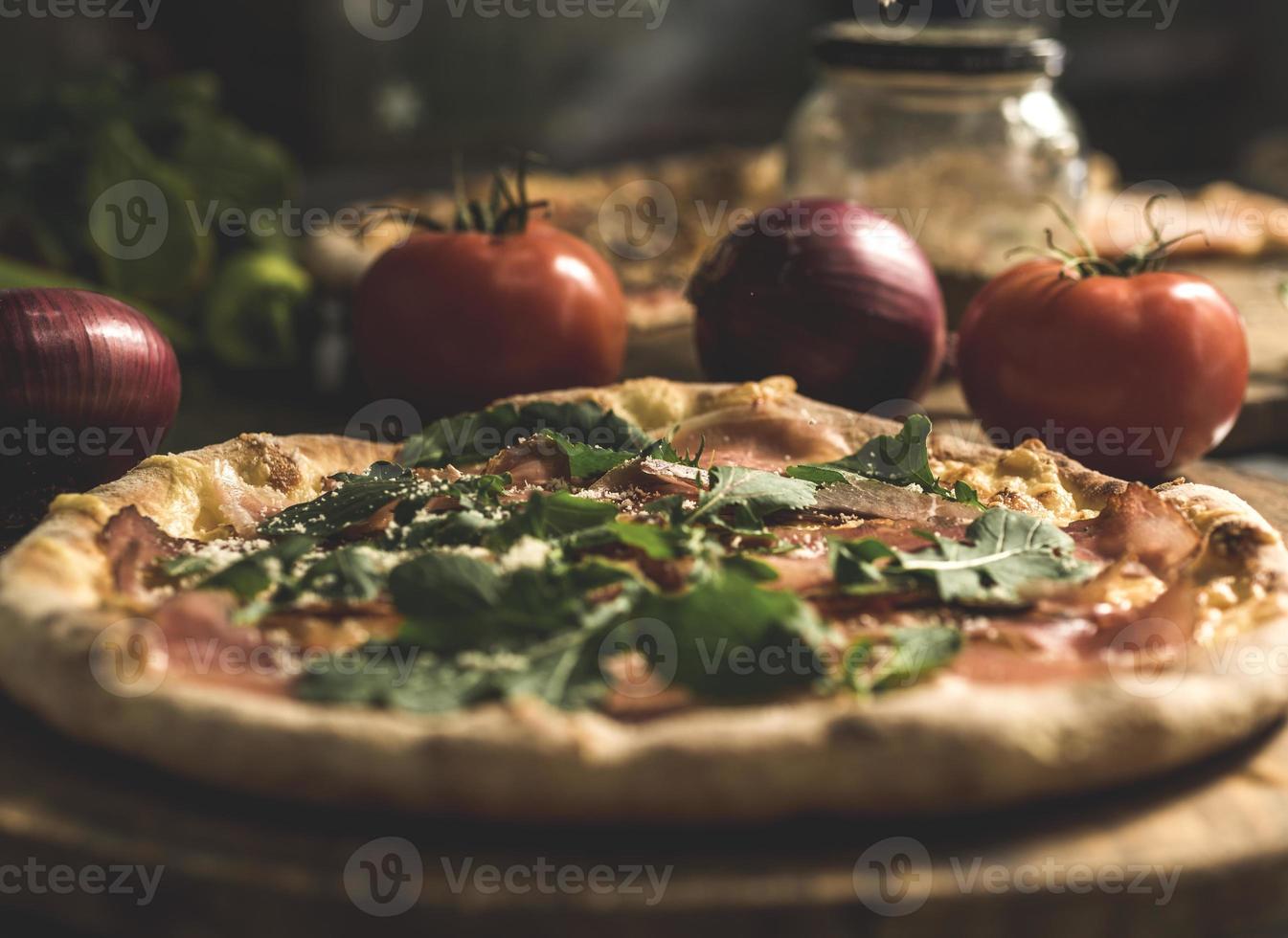 färsk bakad pizza med smält ost foto