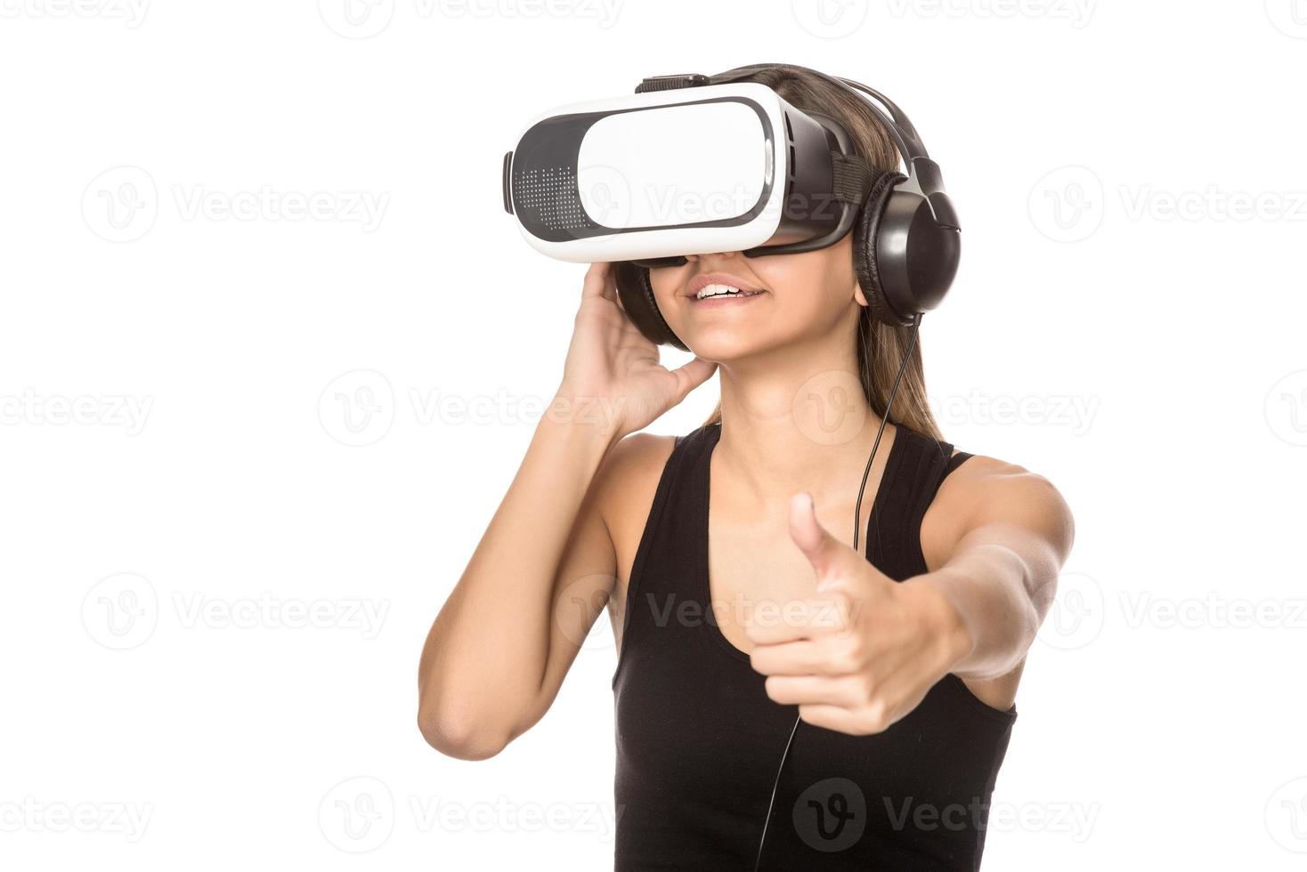skön kvinna bär vr virtuell verklighet headsetet med gränssnitt foto