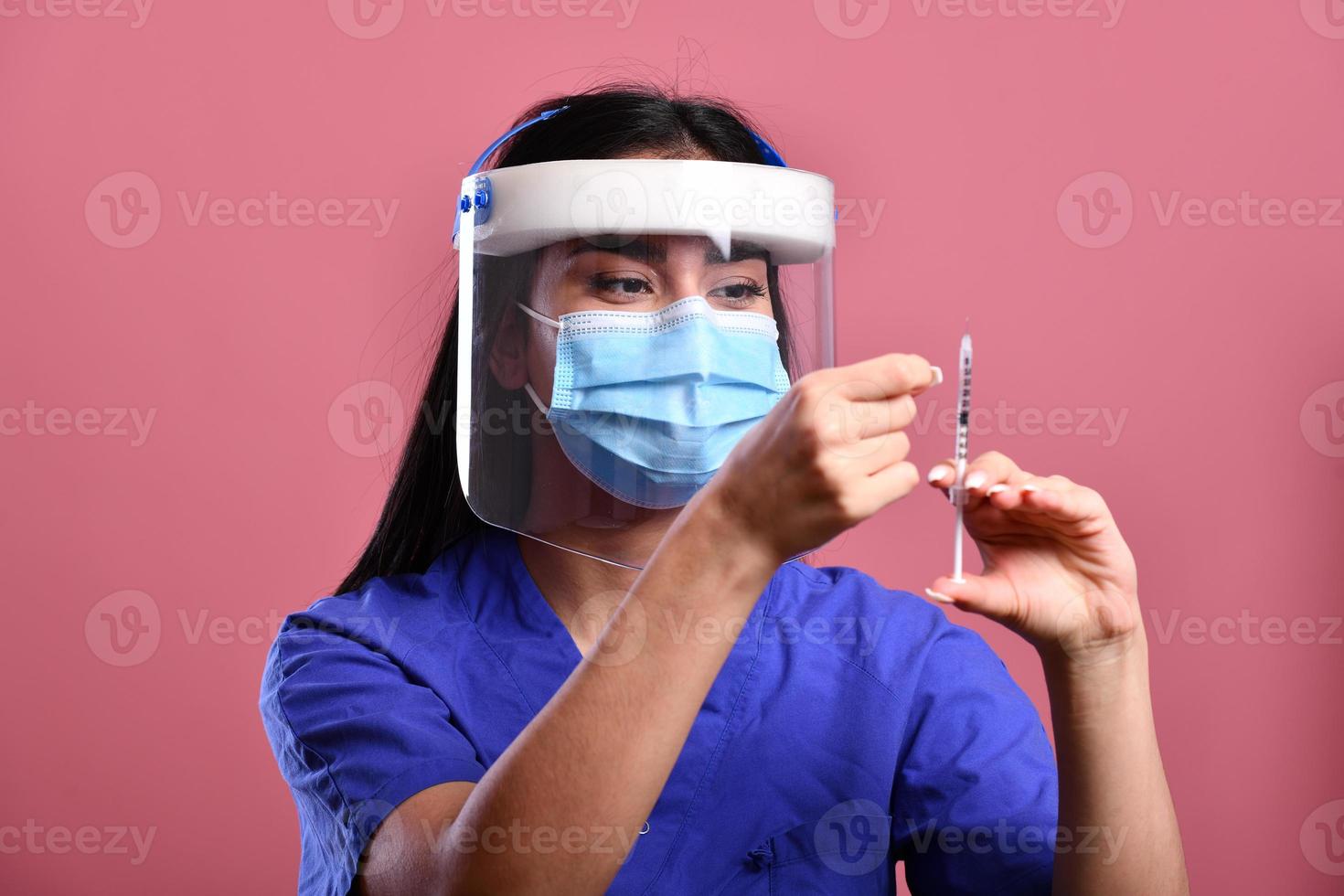 närbild asiatisk kvinna läkare bär ansikte skydda och ppe kostym för coronavirus utbrott foto