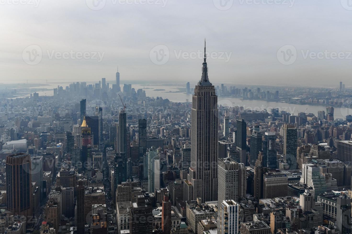 se av skyskrapor längs de ny york stad horisont ser stadens centrum. foto
