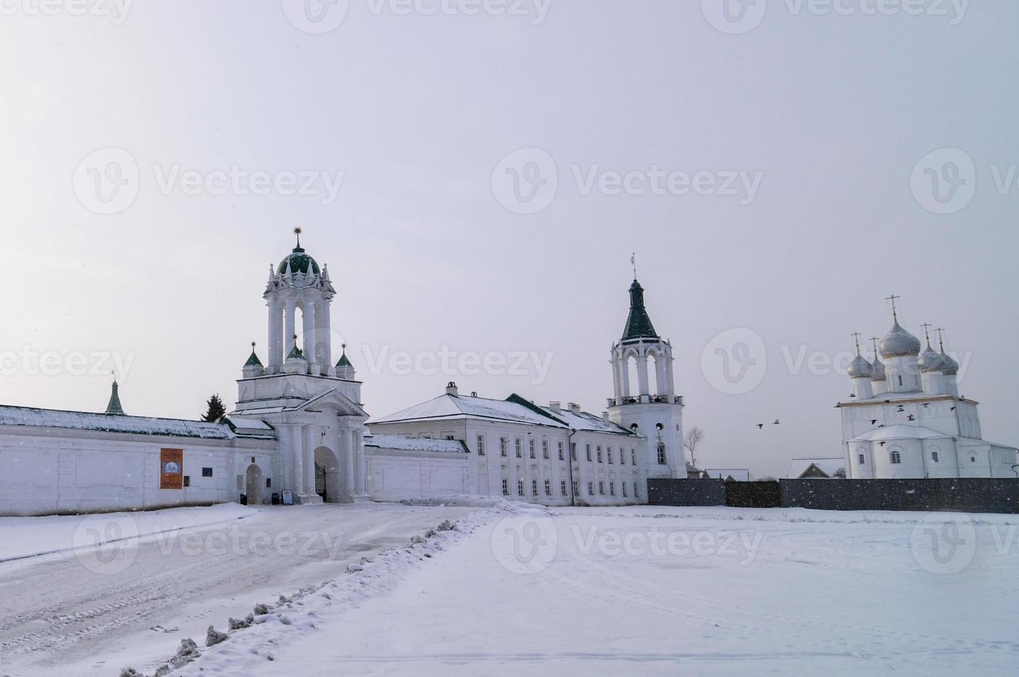 spaso-yakovlevsky kloster på de utkant av Rostov, Ryssland, längs de gyllene ringa. byggd i de neoklassiska stil. foto