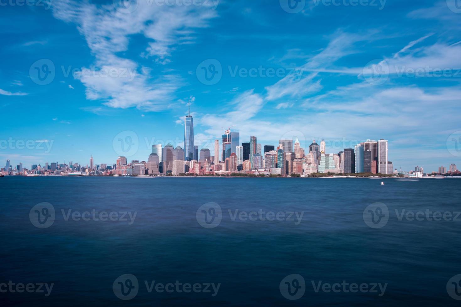 se av de ny york stad horisont på en sommar dag. foto