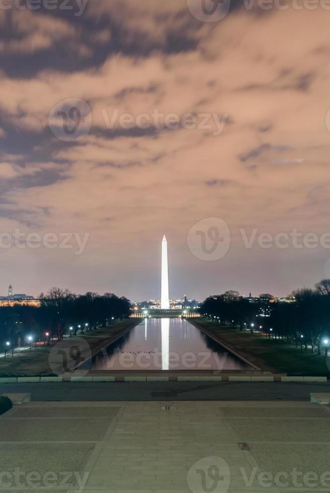 Washington monument på natt i de distrikt av columbia, usa. foto