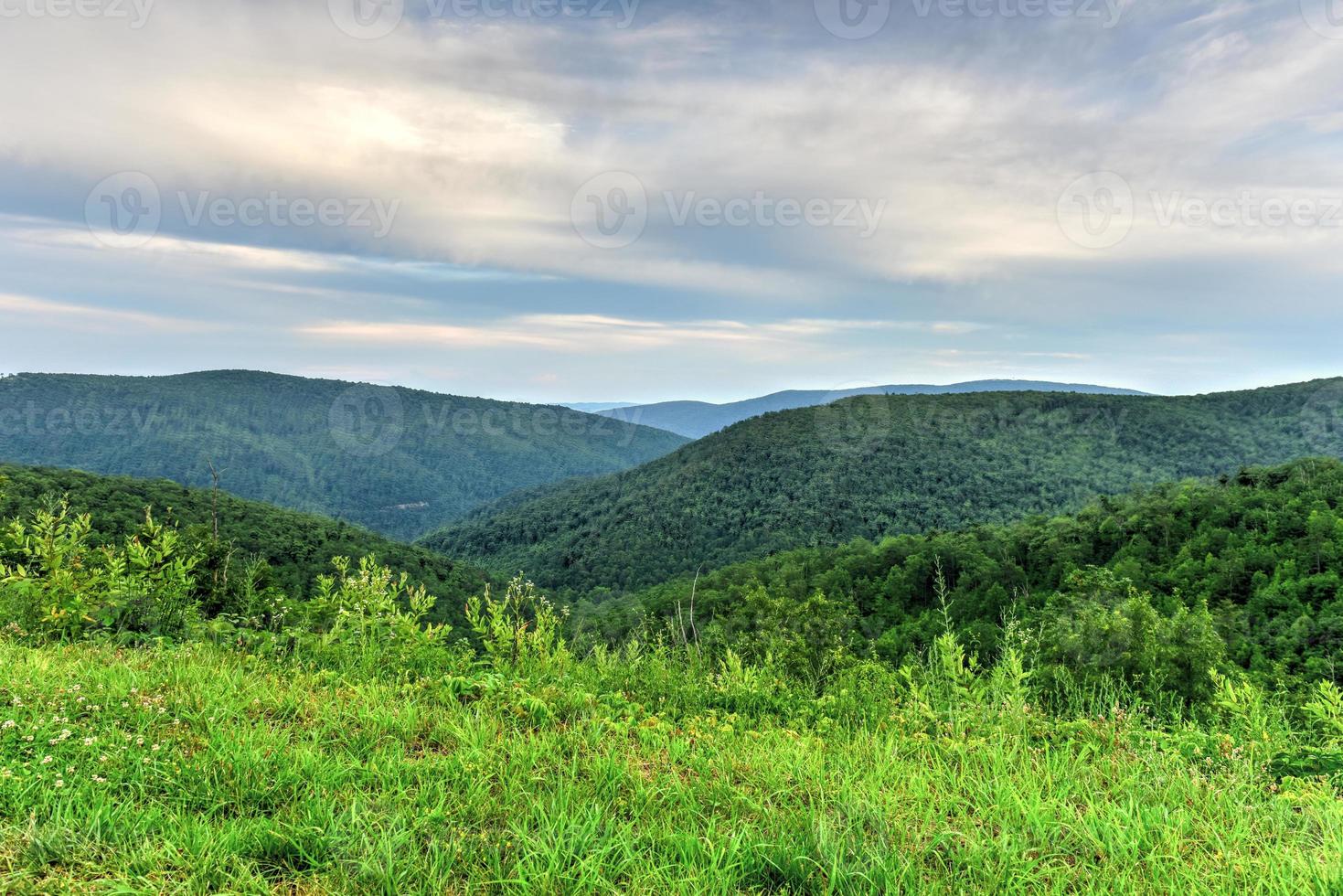 se av de shenandoah dal och blå bergsrygg bergen från shenandoah nationell parkera, virginia foto