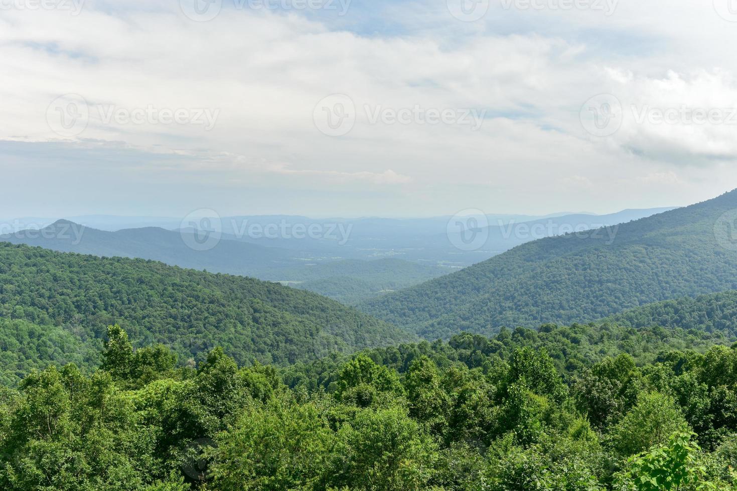 se av de shenandoah dal och blå bergsrygg bergen från shenandoah nationell parkera, virginia foto