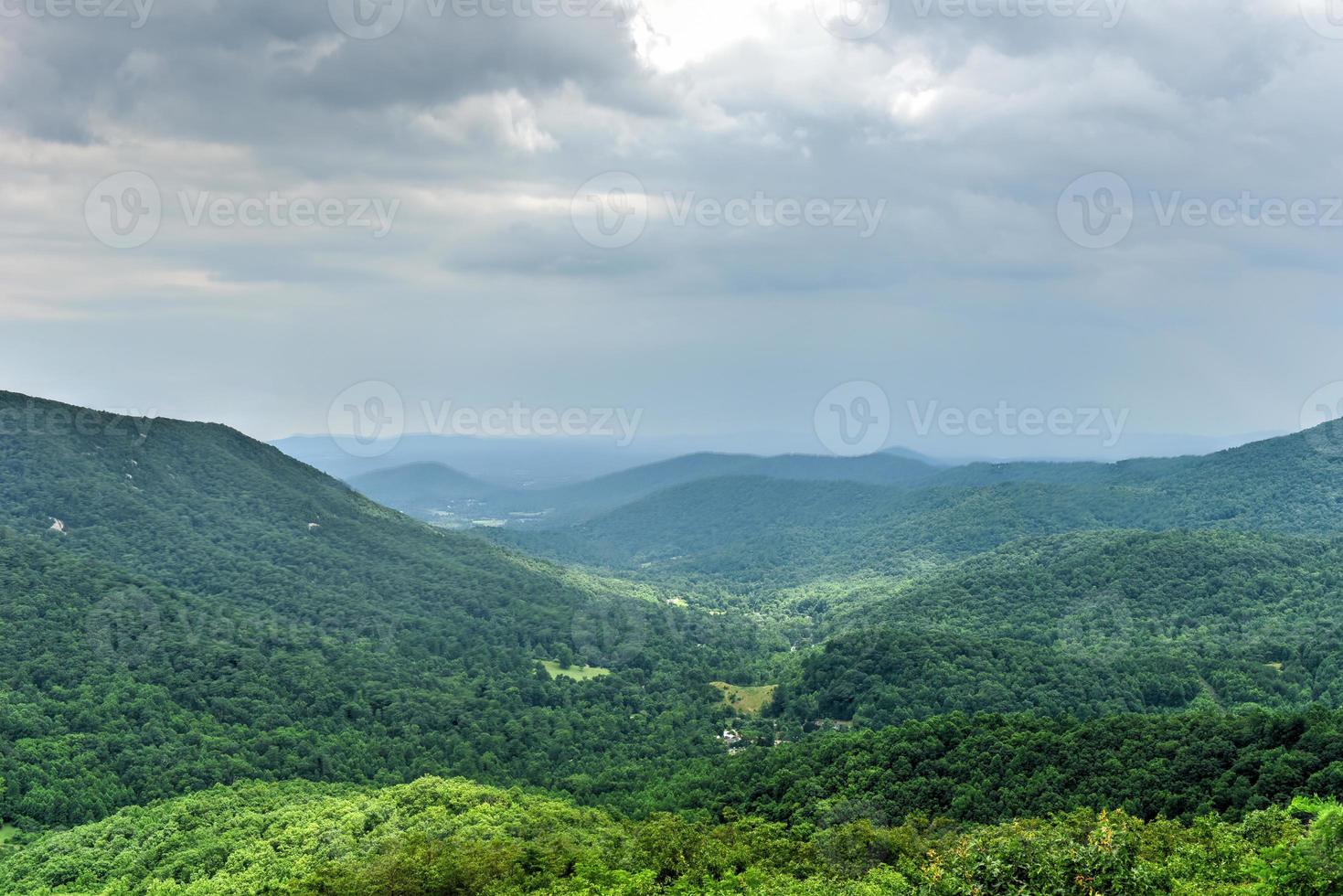 se av de shenandoah dal och blå bergsrygg bergen från shenandoah nationell parkera, virginia foto