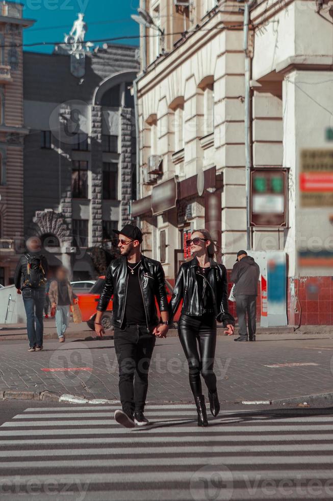 porträtt av underbar par promenader tvärs över de väg foto