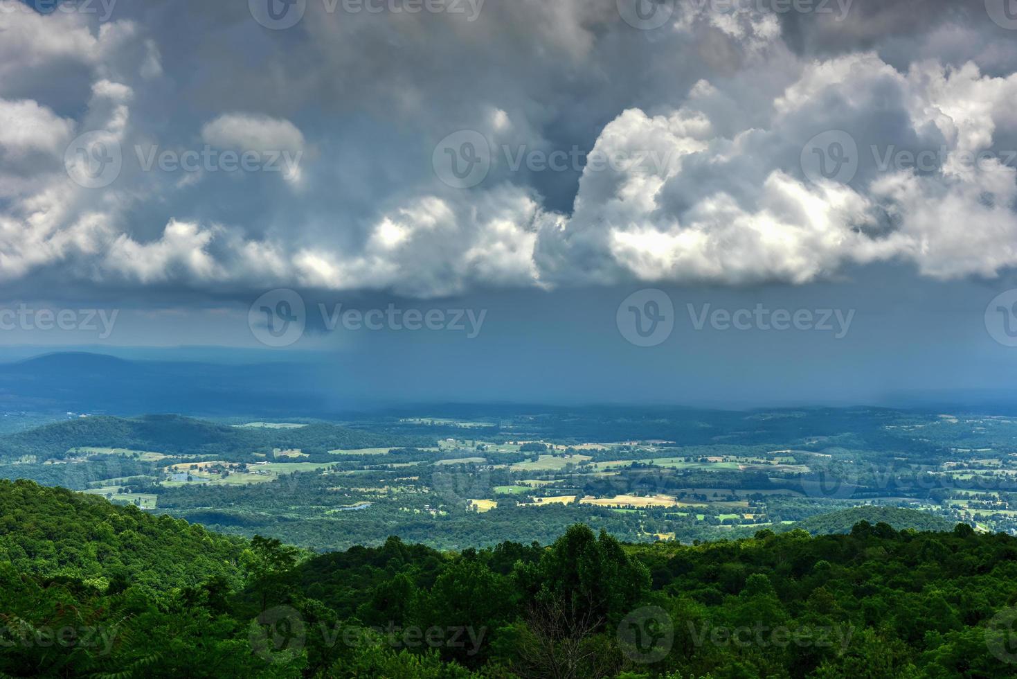 se av de shenandoah dal och blå bergsrygg bergen från shenandoah nationell parkera, virginia foto