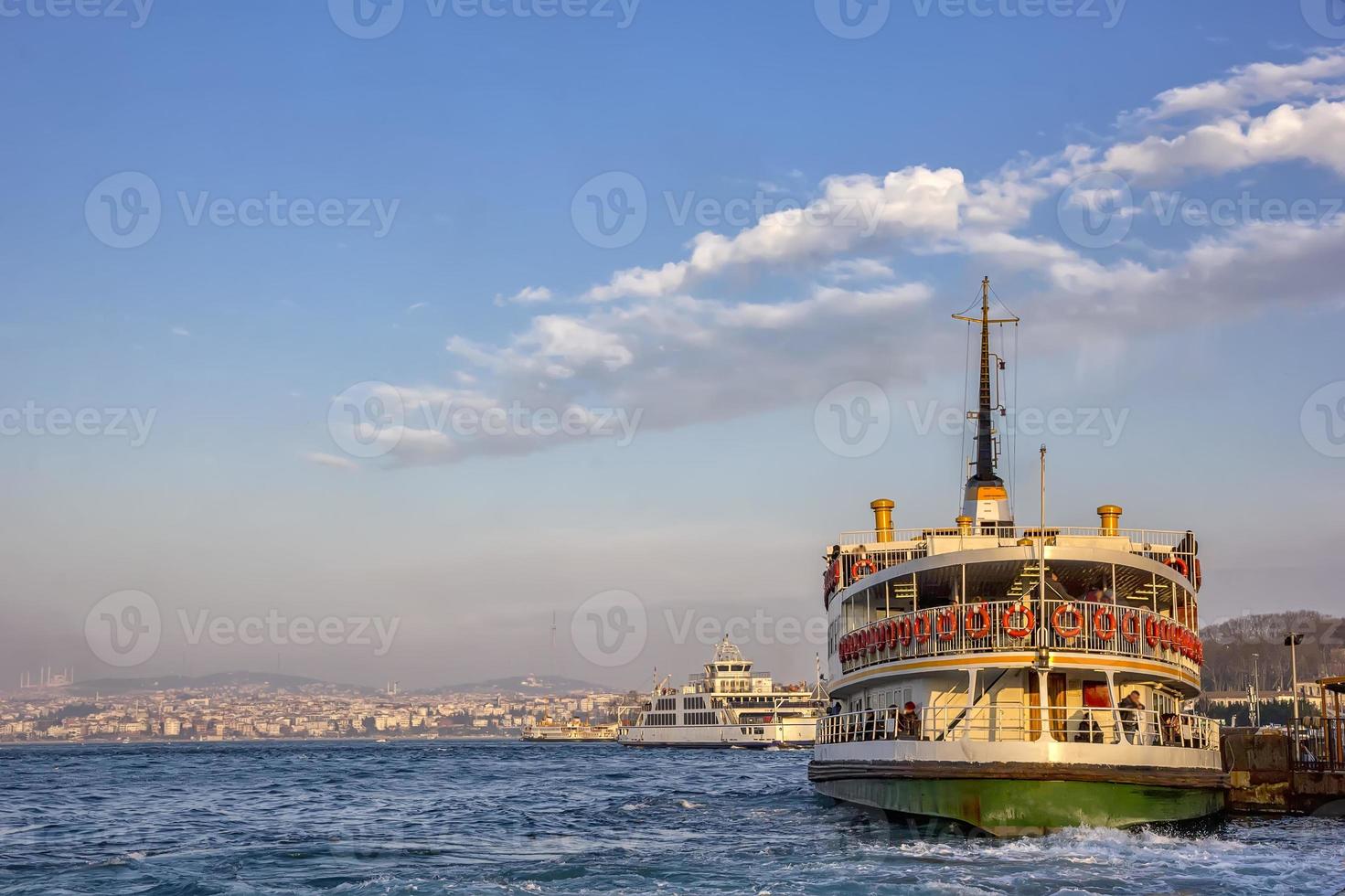 färja på en pir till skaffa sig passagerare på en solig dag på istanbul, Kalkon foto
