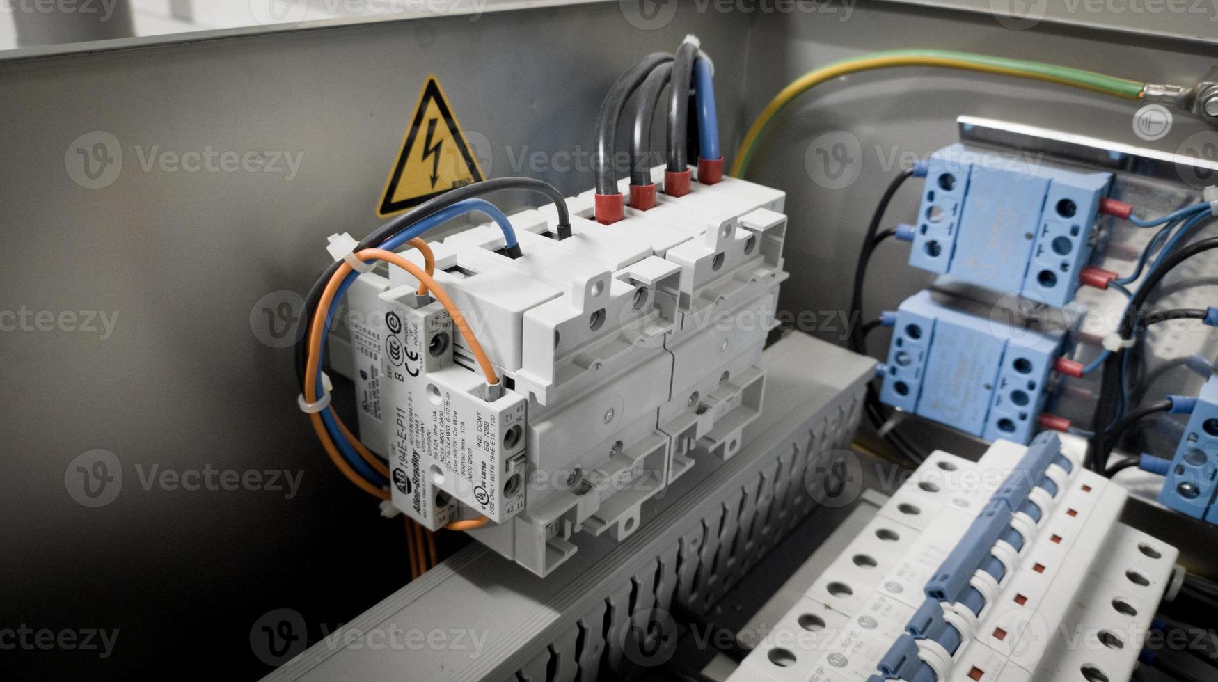 terminal växlande kraft tillförsel för elektrisk panel krets. foto