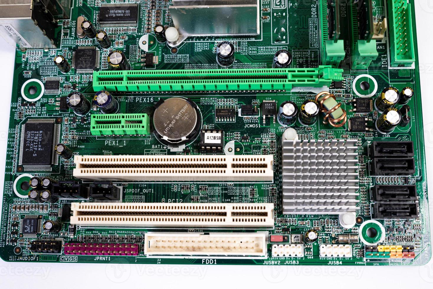 montera en ny Bagge ddr minne för en personlig dator processor uttag i en service. uppgradera reparera. pc uppgradera eller reparera begrepp. foto