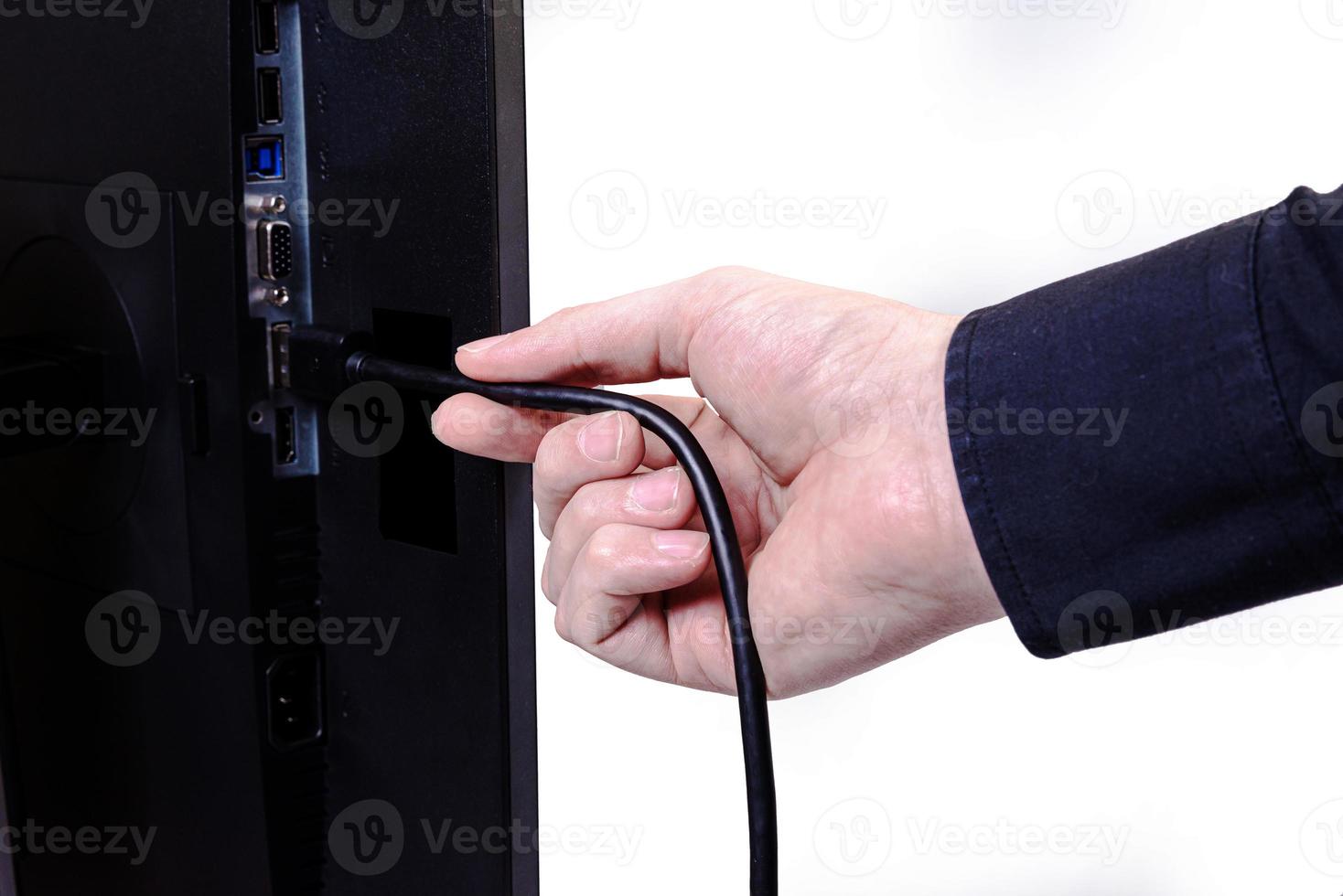 den ingenjör man hand skär kabel- in i övervaka. man hand ansluter de dvi kabel- för övervaka till dator st. vga dvi displayport och kraft kabel. stänga upp i de händer av ett . isolerat foto