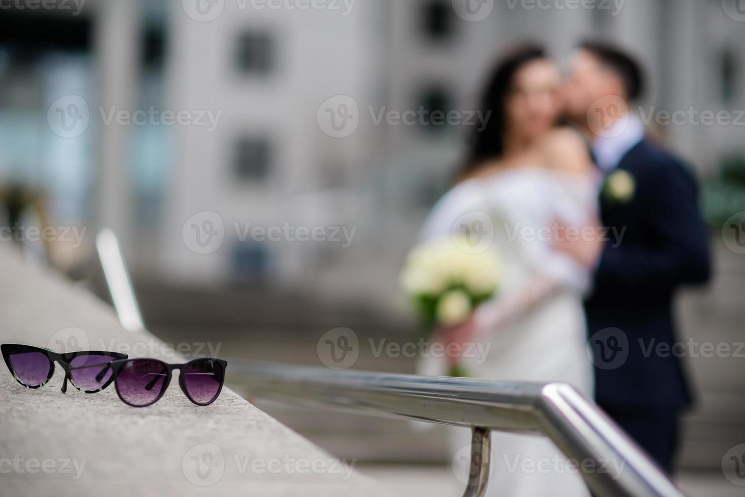 bild av man och kvinna med bröllop ring.ung gift par innehav händer, ceremoni bröllop dag. wed pars händer med bröllop ringar. foto