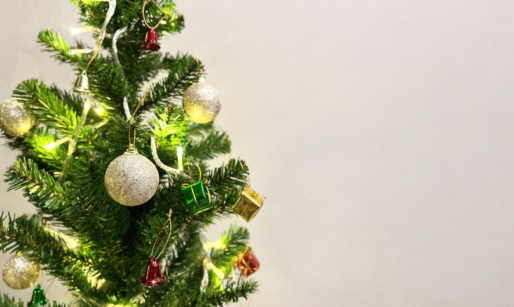 dekorerad jul träd med färgrik gåva låda och klocka isolerat på vit bakgrund foto