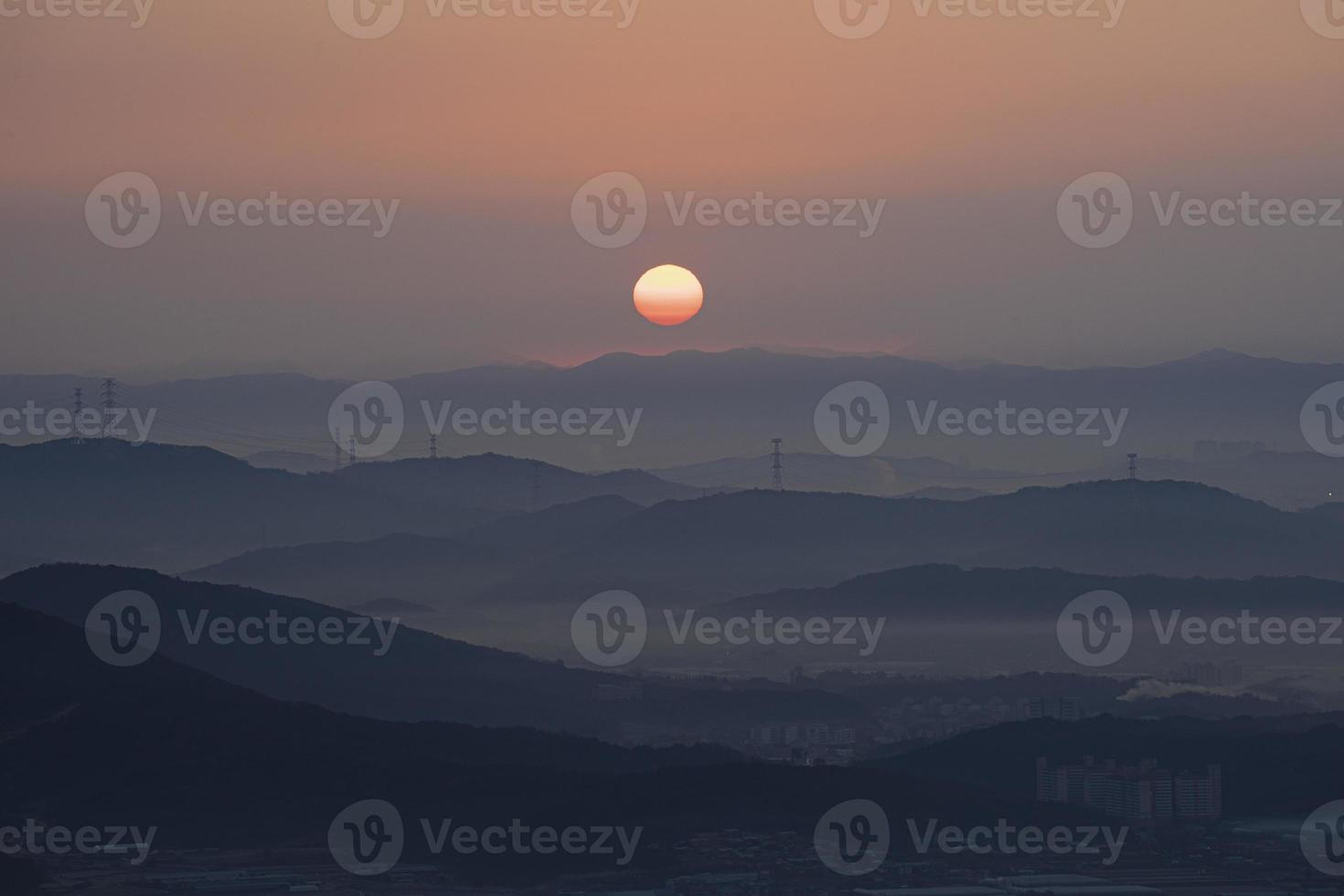 soluppgång, solnedgång av heukseongsan berg i cheonan, chungcheongnam-do, korea foto