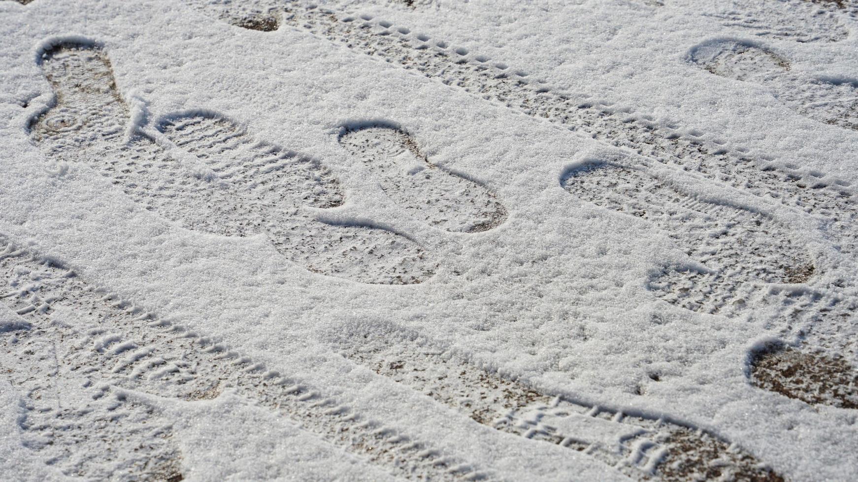 jag tog en bild av de snö fotavtryck på de sätt. foto