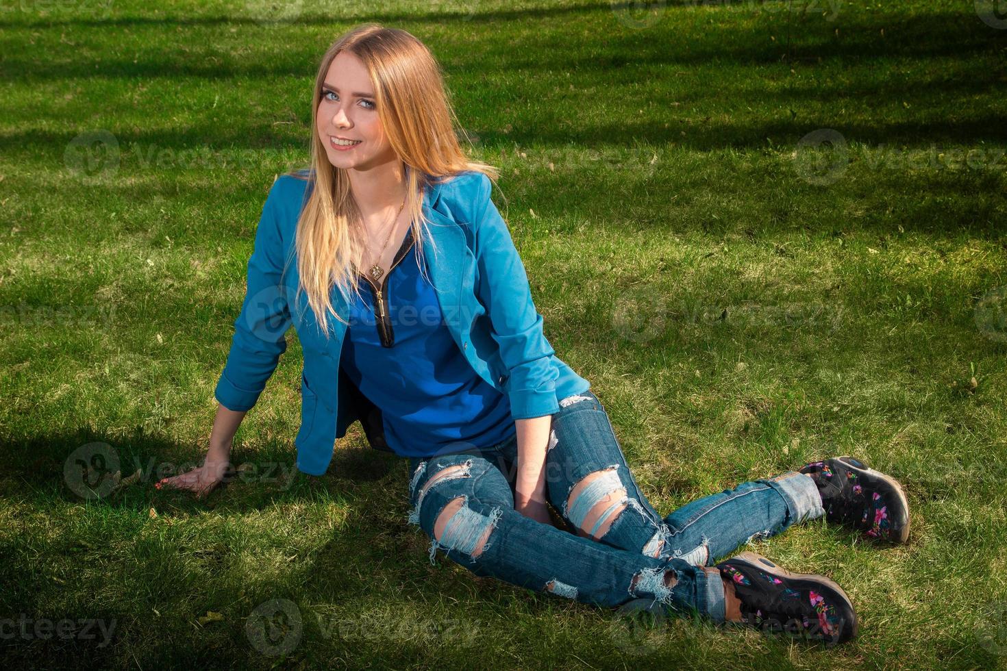 ung blond kvinna på de gräs foto